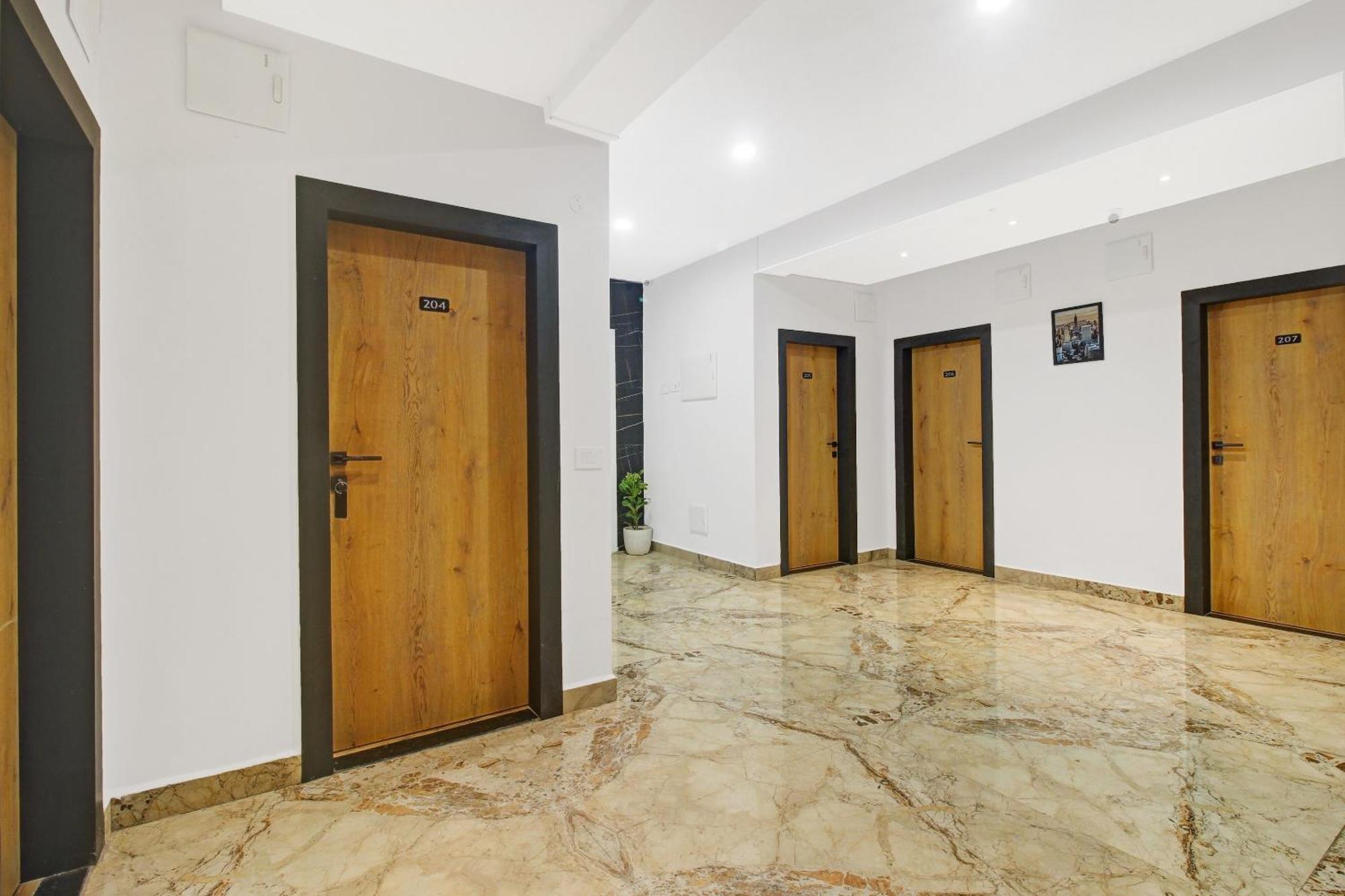 Super Townhouse Oak Hitec City Near Image Hospital Hyderabad Exterior photo